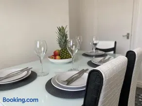 Cosy Cheerful 2 Bedrooms Near Piccadilly, Etihad Stadium Sleeps up to 5 - Image 4