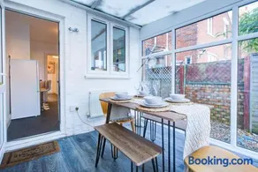 Modern 5 Bed House with Parking - Image 5