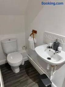 Rushden HUGE 6 Bed house with driveway - Image 3