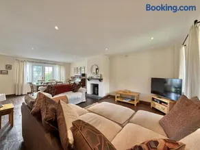 10 The Gardens - Image 1
