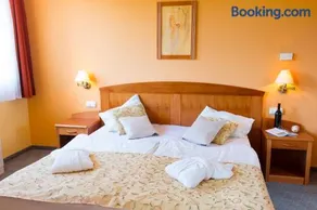 Karos Gold 813 Wellness Apartman - Image 5