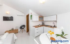 Three-Bedroom Apartment In Kastel Kambelovac - Image 5