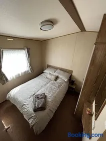 Whitstable, CW18, 2 bed park home, Alberta Holiday Park - Image 3