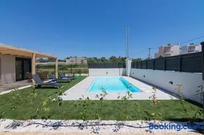 Elegant House with Private Pool - Image 3