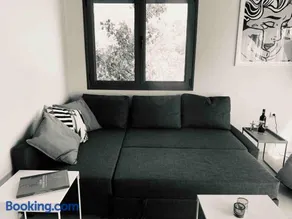 A designed loft studio a minute walk to the beach - Image 5