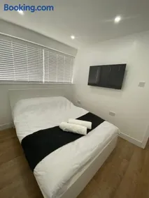 Modern en-suite rooms Luton air port - Image 3
