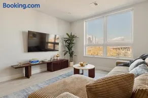 Sleek Loft 15 Min from NYC with Manhattan View - Image 2