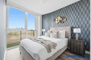 Chic 2BR Urban High-Rise Scenic City Views - Image 1