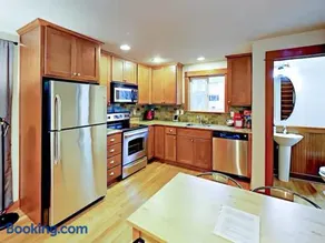 Fremont & Woodland Park Zoo Cozy Living - Image 2