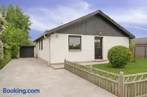 The Lucky Peer - 120m2 house 4 bedroom house - full kitchen & free parking - Image 1