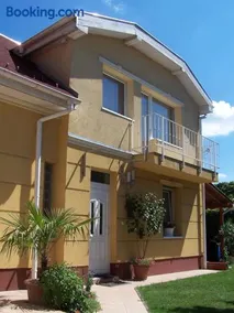 Akacia Apartment - FREE INSIDE PARKING, 2 bedrooms, garden, next to centre - Image 2