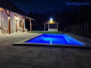 Country Gold Holiday Home - Image 1