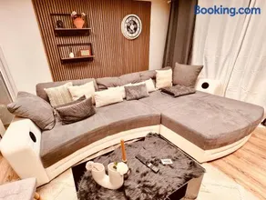 Cologne LUXE Living: Opulent Elegance Unleashed - Image 3