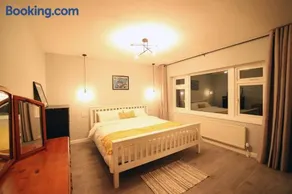 Bath City Skyline Spacious 3 Bed House for family - Image 4