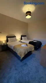 Spacious Home, Up to 10 Guests, Wi-Fi & Parking - Image 2