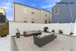 Luxury Beachside Escape in Seaside Heights 4BR 2BA Dual Kitchens and Living Rooms Fully Renovated Beach Badges Parking Outdoor Spa Shower - Image 1