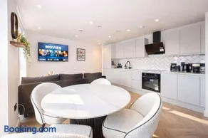 Supernova Suite I Luxury 2BR I Private Balcony I City Centre - Image 1