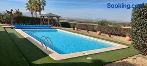 HL 005 Holiday Rentals 3 bedroom 2 bathroom villa - Image 1
