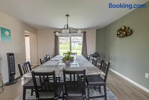 Spacious 4BR Retreat With BBQ and Gym Sleeps 14 - Image 4
