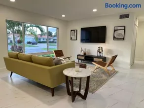 The Sun House - 3 Bed, 2 Bath, Private Pool, Fire Pit, Huge Backyard - Image 2
