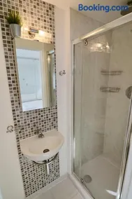 3 Bed Home with Driveway in Ascot - Image 5