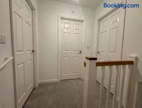 Elegant King Room with Wifi & Parking - Image 4