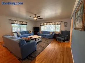 River Gem: Spacious 4 Bdrm Beach House 2 Blocks to Beach - Image 3