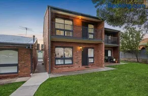 Spacious Hills Retreat with City Convenience - Image 1