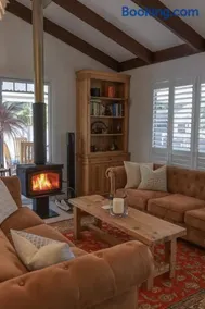 Tamborine Mountain Hideaway with Fireplace & Bath - Image 3