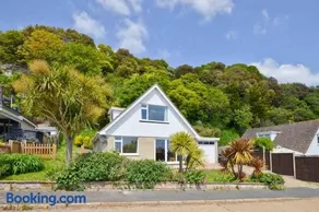 Tara, Spacious Family Home, Wonderful Sea Views - Image 2