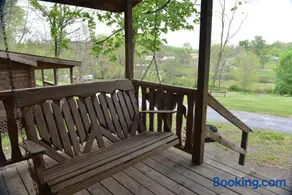Robin Hill Camping Resort One-Bedroom Cottage 8 - Image 3