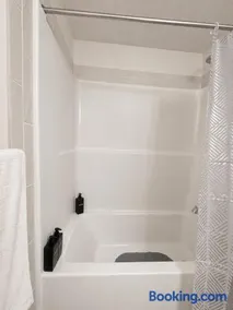 Cozy Private 1BR Basement Suite - Image 4