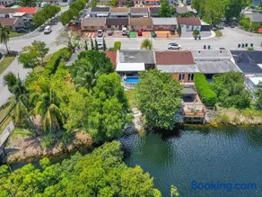Canal Views from Pool w BBQ and Pit Miami Escape - Image 5