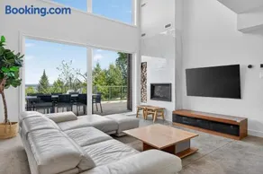Chalet Assiniboine in Bel Air - Image 1