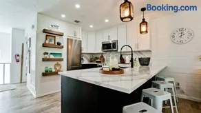 Cheerful North Beach Getaway - Image 5