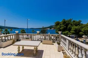 Top Location Three Bedroom Apartment - Image 3