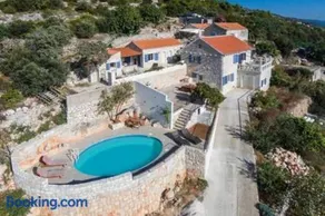 Old Tree Villa - Image 1