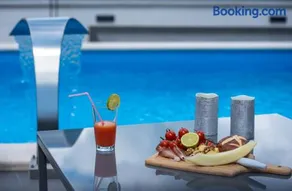 King Luxury Apartment with Private Pool - Image 3