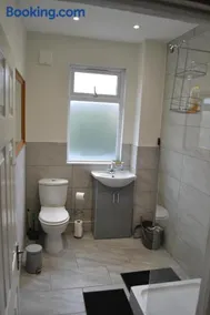 Three Bedroom Flat, Camborne Avenue W13 - Image 4