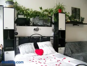 Charmant STUDIO au Calme Tout Confort Dans Château Néo Gothique proche ZENITH COMET ORLEANS Parking Voiture Gratuit WIFI Haut Débit Rue des Montées - Image 3