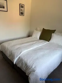 1 Bedroom Flat Own Entrance - Image 1