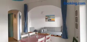 THE HOWARD PLACE - ENTIR HOME WITH A SEA VIEW FOR 5 GUESTs - Image 1