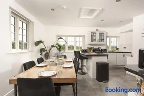Sunset View - Sea View - Pet Friendly - Free WiFi - Free Parking - Image 1