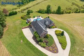 Luxury Getaway Home with Panoramic Views, Pool & Hot Tub! - Image 3