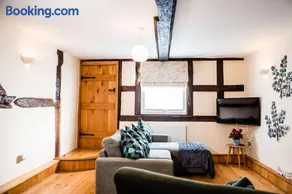 Thursdays Corner Tudor Cottage - Image 3
