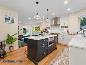 Luxury Private Resort Minutes from Langley Event Centre with hot tub, basketball, game room - Image 1