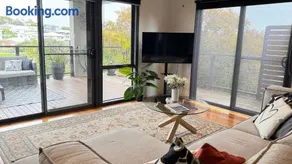 Stunning Designer Beach house - Pets Welcome - Huge backyard - Walk to Beach - Image 3