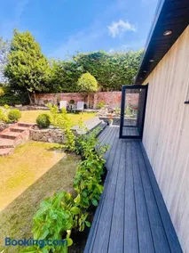 Plas Bach Annexe - Stylish Garden Annexe in the Heart of Prestatyn North Wales Less than 5 mins walk to high street We welcome workers couples solo travellers or small families More info in host details - Image 2