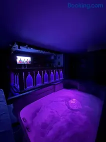 Le Savoyard - Bar & Jacuzzi - Image 5