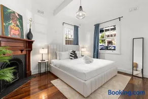 Perfect 2BR Harbour View Apartment - Image 1